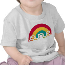 Arc-en-ciel une pièce en t d'anniversaire t-shirts