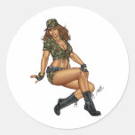 Armée d'une chevelure foncée ou fille de pin-up mi autocollants