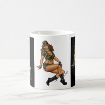 Armée d'une chevelure foncée ou fille de pin-up mi tasse