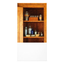 Armoire à pharmacie avec le médicament d'asthme modèle pour photocarte
