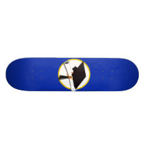 Arrière - plan bleu de casquette et de diplôme d'o plateau de skateboard