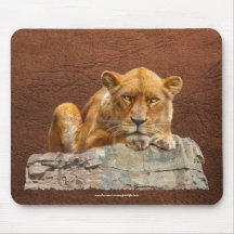Art femelle africain de lion sur une faune Mousepa Tapis De Souris