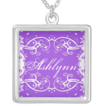 "Ashlynn" sur le flourish pourpre tourbillonne col