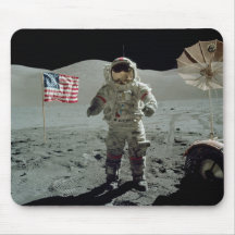 Astronaute d'Apollo 17 dans la vallée de Littrow d Tapis De Souris