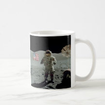 Astronaute d'Apollo 17 dans la vallée de Littrow d Mug