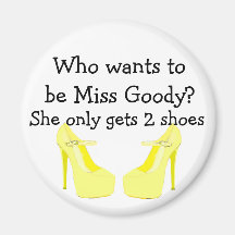 Attitude de diva de chaussures de Mlle Goody deux Aimants