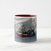 Aube occidentale, pêchant le chalutier dans le por mugs