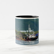 Aube tôt, bateau de crabe dans le port néerlandais mugs à café