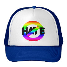 Aucune haine avec des couleurs d'arc-en-ciel sur l casquette de camionneur