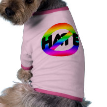 Aucune haine avec des couleurs d'arc-en-ciel sur l t-shirt pour chien