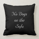 Aucuns chiens sur le sofa oreillers