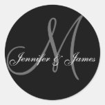 Autocollant noir et blanc décoré d'un monogramme é