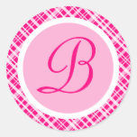 Autocollant rose d'initiale de monogramme de plaid
