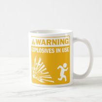 Avertissement ! Tasse en service d'explosifs tasses