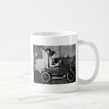 Ayez besoin d'un ascenseur ? les années 1920 tasse à café