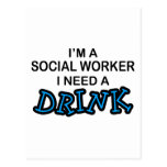 Ayez besoin d'une boisson - assistant social carte postale
