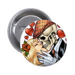 Baiser de crâne avec des coeurs et des roses par A Badge Avec Épingle