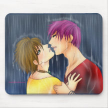 Baiser de Yuki et de Ren dans le tapis de souris d