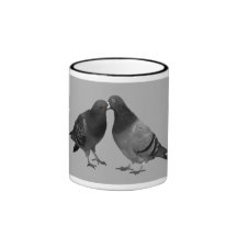 Baisers de la tasse de cadeau de pigeons