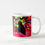 Baisses de l'eau de rosée sur la fleur mug à café