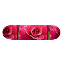 Baisses de rosée sur la planche à roulettes rose