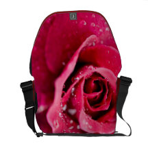 Baisses de rosée sur le sac messenger rose sacoches