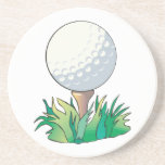 balle de golf se reposant sur le tee de golf dessous de verre