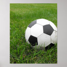 Ballon de football dans l'herbe affiches