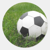 Ballon de football dans l'herbe autocollant