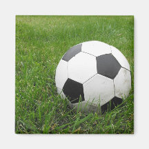 Ballon de football dans l'herbe aimants pour réfrigérateur