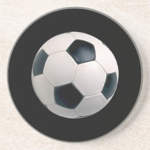 Ballon de football sur le caboteur noir de boisson dessous de verres