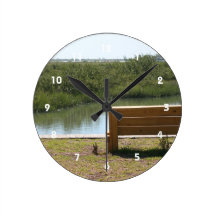 Banc par la rivière avec de l'eau l'herbe et