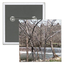Barrage de l'eau entouré par des arbres badge