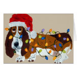 Basset embrouillé dans des lumières de Noël Cartes