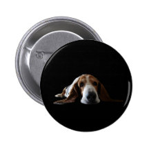 Basset Hound se couchant Pin's Avec Agrafe