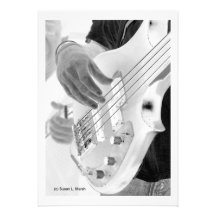 Bassiste, basse et main, image négative invitation