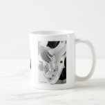 Bassiste, basse et main, image négative tasse