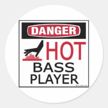 Bassiste chaud autocollant rond