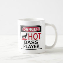 Bassiste chaud tasse à café