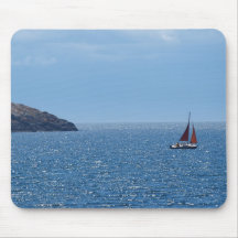 Bateau à voile orange et rouge tapis de souris