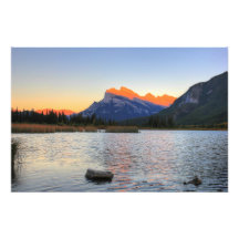 Bâti Rundle et coucher du soleil vermillon de lac Photos