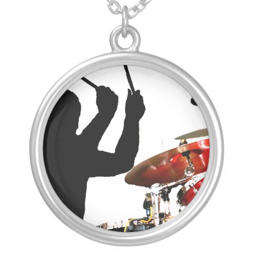 Bâtons de batteur dans fûts d'ombre d'air de vrais bijouterie fantaisie