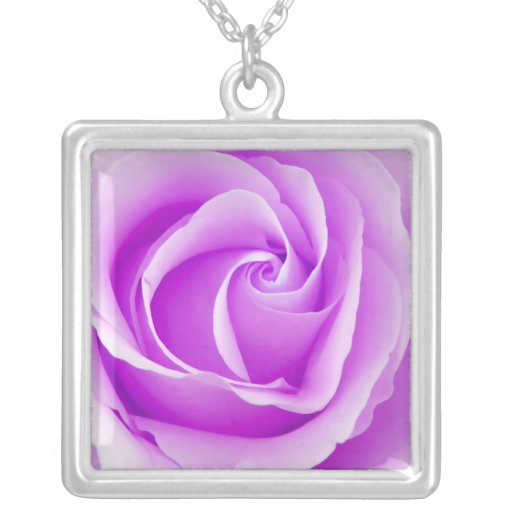 Beau collier violet de pendentif de rose de pourpr