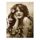 Beauté vintage avec des fleurs cartes postales