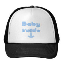 Bébé bleu à l'intérieur casquette de camionneur