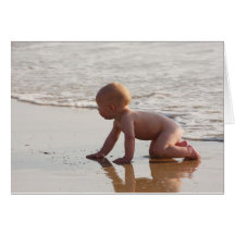 Bébé jouant dans le sable sur la plage carte