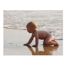 Bébé jouant dans le sable sur la plage cartes postales