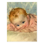 Bébé mignon d'enfants vintages dans le rose sur la carte postale