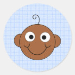 Bébé mignon. Fond bleu de contrôle Autocollants Ronds