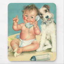 Bébé mignon vintage parlant sur le chien de Terrie Tapis De Souris